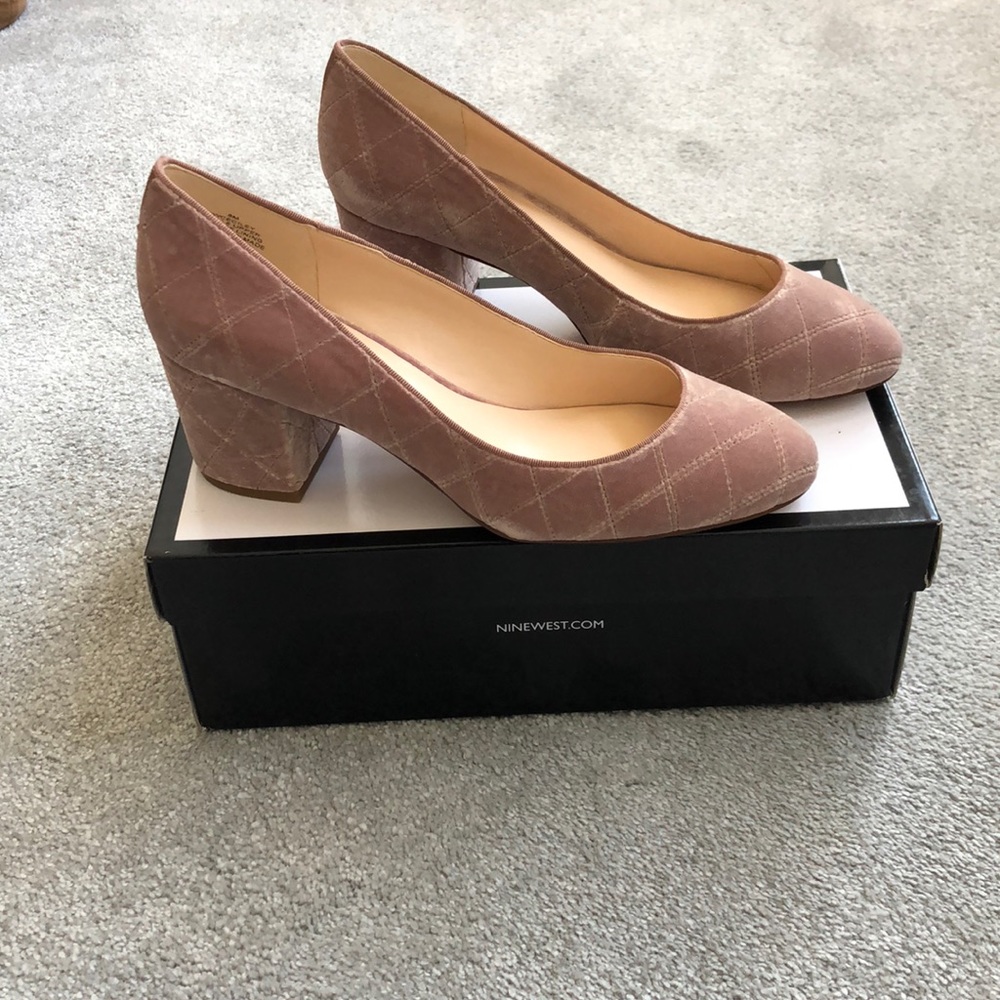 New NWT Nine West velvet heels shoes beige